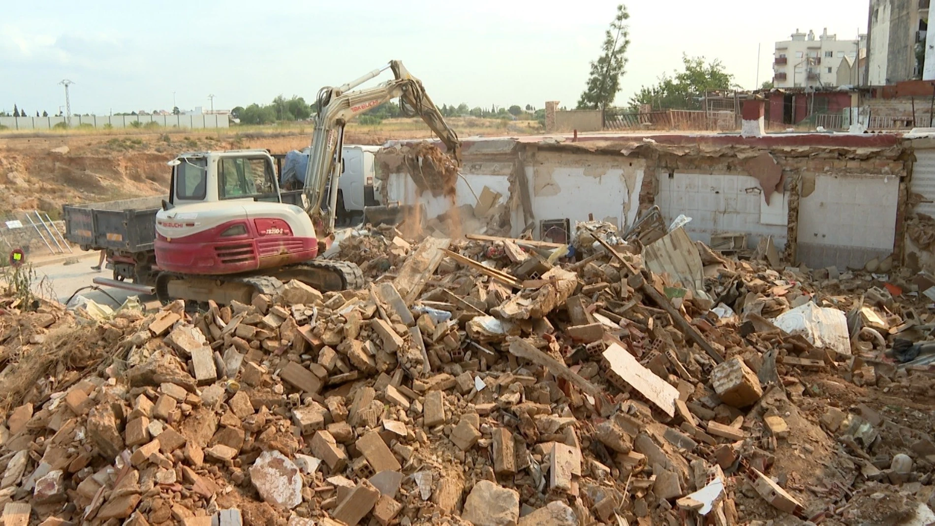 Imagen de una máquina trabajando en la demolición de viviendas afectadas por la dana en Torrent EUROPA PRESS 20/08/2025