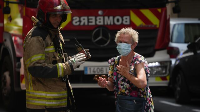 Sucesos.- Extinguido un incendio de vivienda en Valencia con seis personas atendidas por inhalación de humo