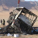  Equipos de rescate trabajan en el lugar de un accidente de autobús en herat, 20 de agosto de 2025, en el que al menos 76 personas, en su mayoría migrantes afganos recientemente deportados de Irán, murieron en la noche del martes en el oeste de Afganistán cuando el autobús en el que viajaban se incendió tras una colisión múltiple