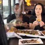 Un vehículo se estrella contra un restaurante mientras dos creadores de contenido se grababan probando la comida