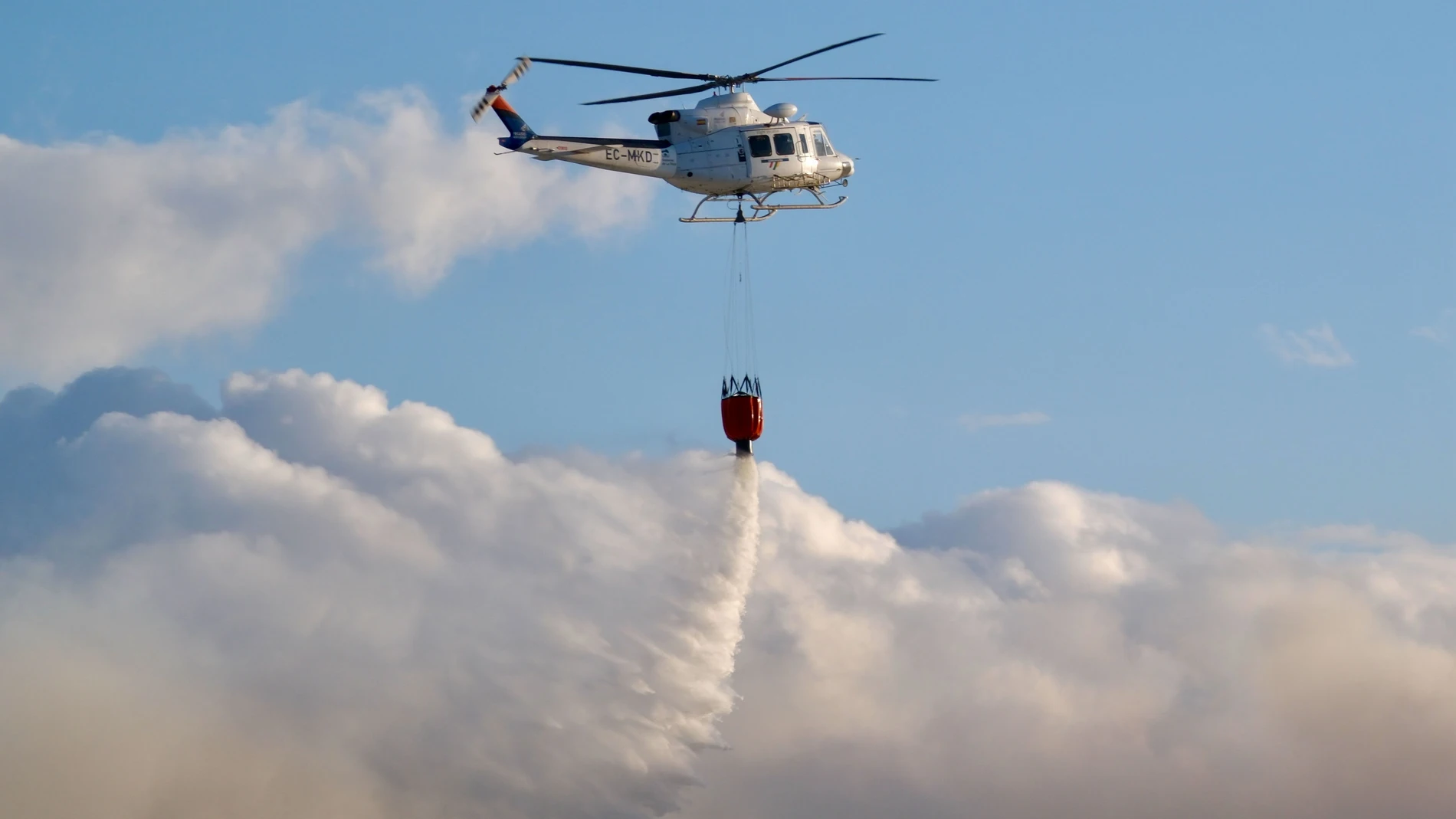 VILLAMEDIANA DE IREGUA (LA RIOJA), 20/08/2025.- Los servicios de emergencias de extinción de incendios trabajan en controlar el fuego originado en la tarde de este miércoles en el Ecoparque, situado en término de Villamediana de Iregua, y que ha afectado a zona forestal, sin que haya provocado daños personales, según datos facilitados por el Gobierno riojano. EFE/Fernando Díaz