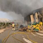 Bomberos extinguen un incendio en una nave industrial en Águilas (Murcia)