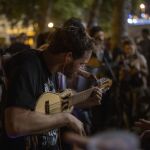 Un músico en el parque de la Espanya Industrial, durante la primera noche de las Fiestas de Sants de 2021