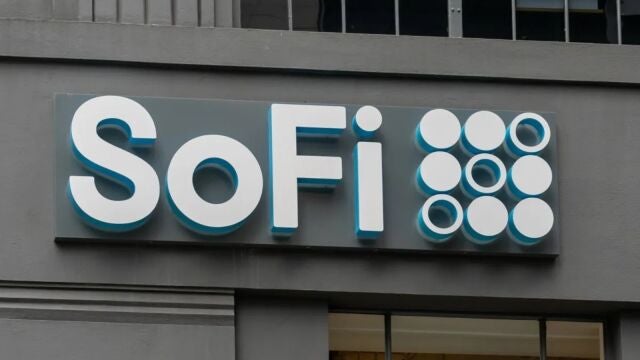 Logo del neobanco SoFi en un edificio