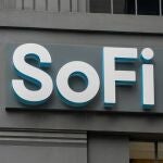 Logo del neobanco SoFi en un edificio