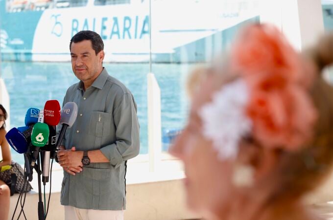 Juanma Moreno atiende a los medios en el Palmeral