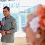 Juanma Moreno atiende a los medios en el Palmeral
