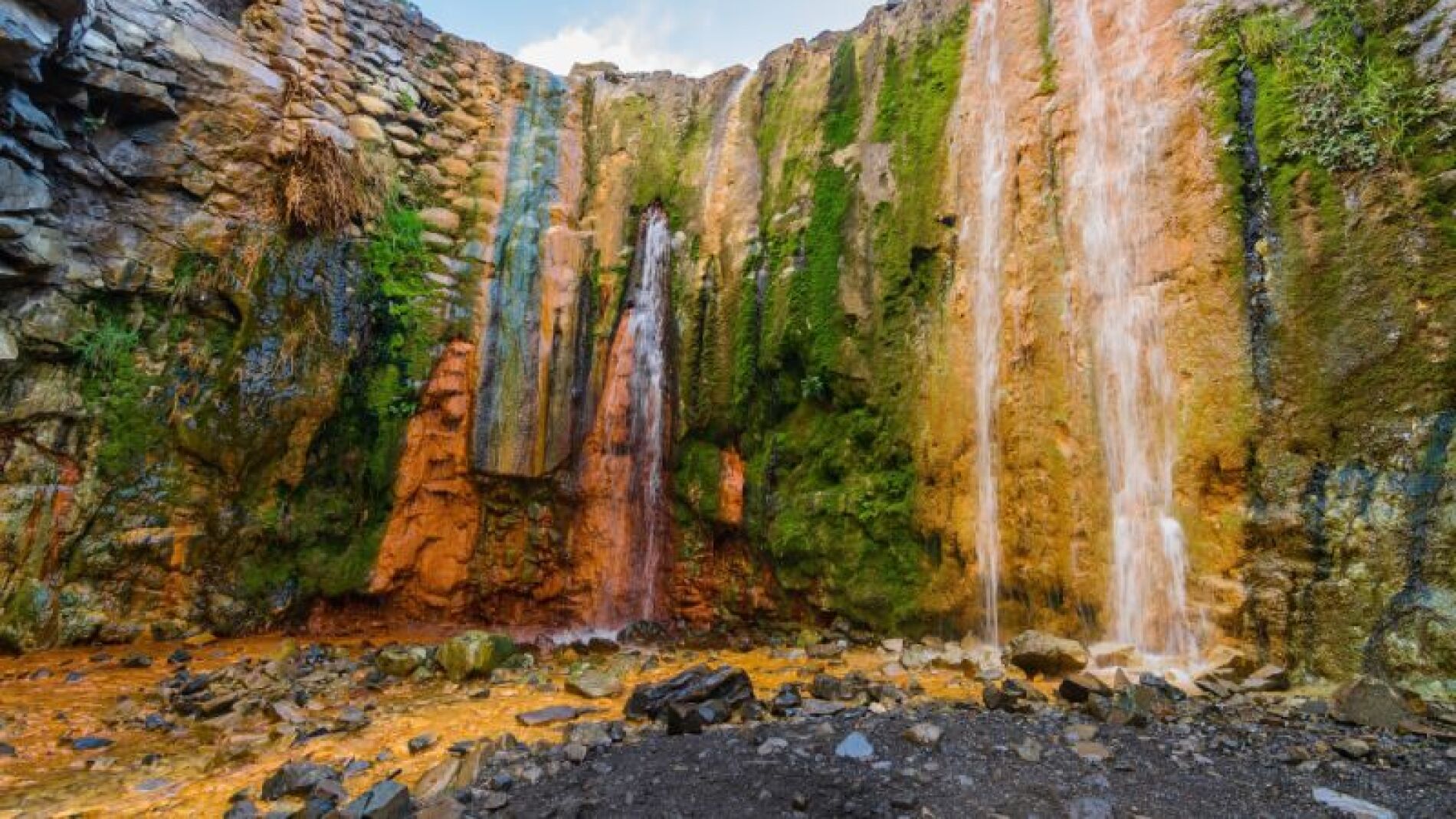La Cascada de Colores de España: así es el fenómeno que hace que cambie ...
