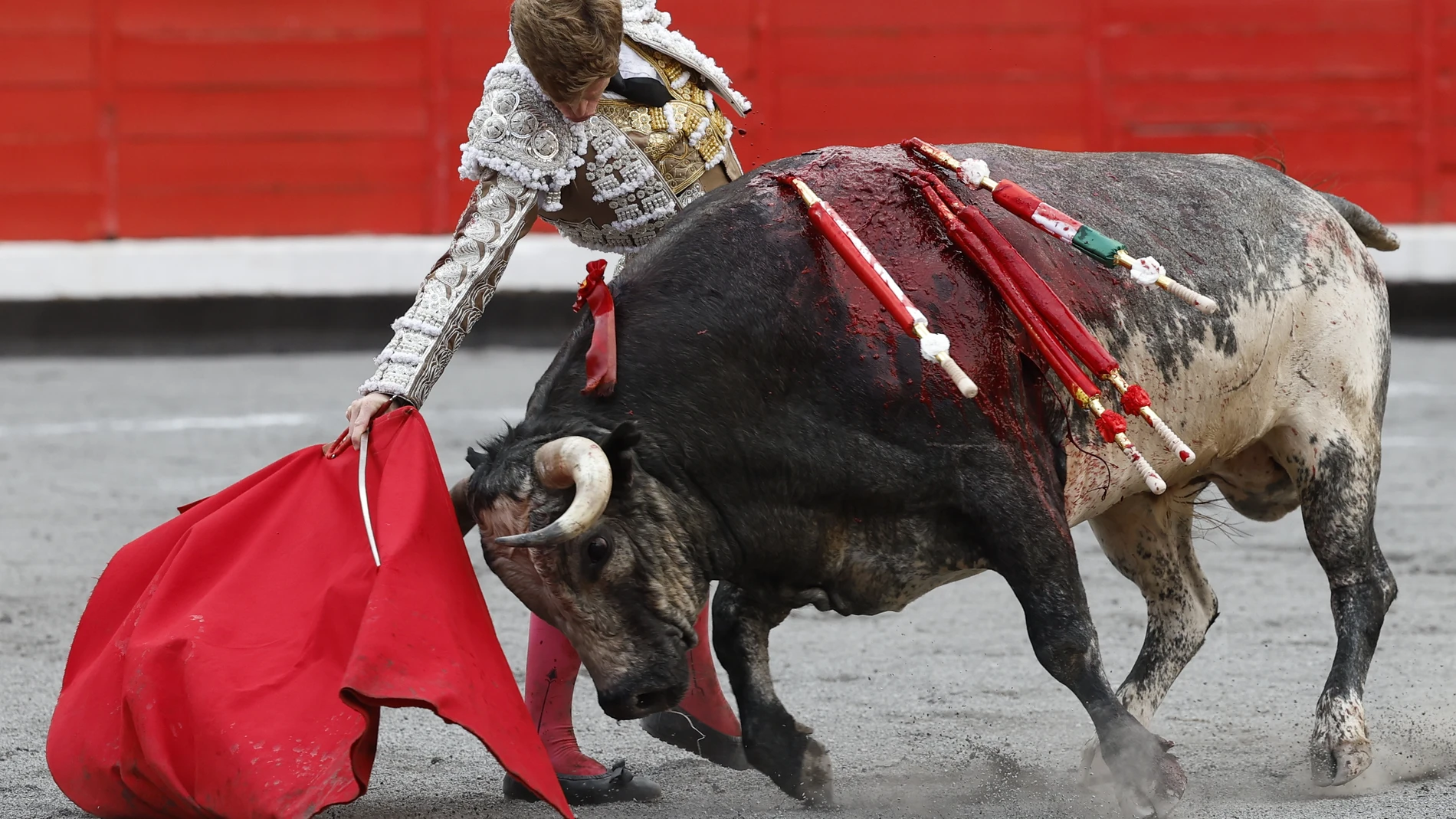 GRAFCAV1724. BILBAO, 20/08/2025.- El diestro Borja Jiménez durante la lidia al último toro de la tarde en la tercera de abono de las Corridas Generales de la Aste Nagusia 2025 de Bilbao, en la que comparte cartel con el rejoneador Guillermo Hermoso de Mendoza y el torero Emilio de Justo. EFE/ Miguel Toña