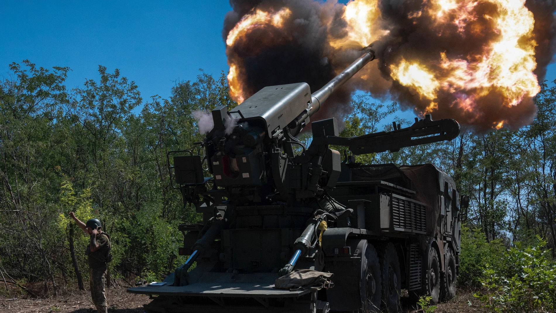 ZAPORIZHZHIA (Ukraine), 20/08/2025.- Servicemen of the 44th Separate Artillery Brigade fire the 2S22 'Bohdana' on the frontline in the Zaporizhzhia region, Ukraine, 20 August 2025, amid the ongoing Russian invasion. The Bohdana is a 155 mm NATO-standard caliber, self-propelled howitzer developed in Ukraine. (Rusia, Ucrania) EFE/EPA/STRINGER