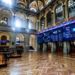 Economía/Bolsa.- El Ibex 35 cierra casi plano (-0,08%), pero por debajo de los 15.300 enteros