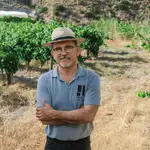 Miguel Maldonado González, viticultor y propietario de Rambla Huarea, en Albuñol (Granada).
