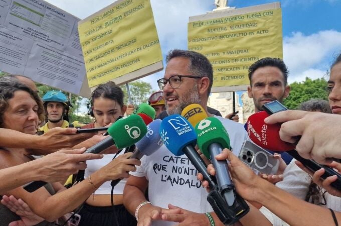 Adelante acusa a la Junta de "maltratar" a los bomberos forestales con condiciones laborales "de vergüenza"