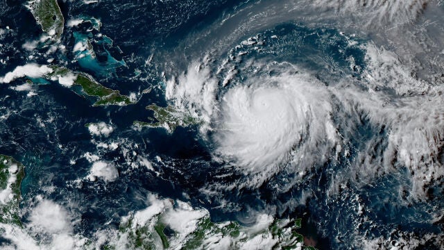 EEUU.- El huracán 'Erin' pone en guardia a la costa este de Estados Unidos