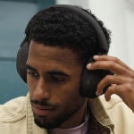 Los auriculares Sony WH-1000XM5 tienen control de sonido adaptativo 