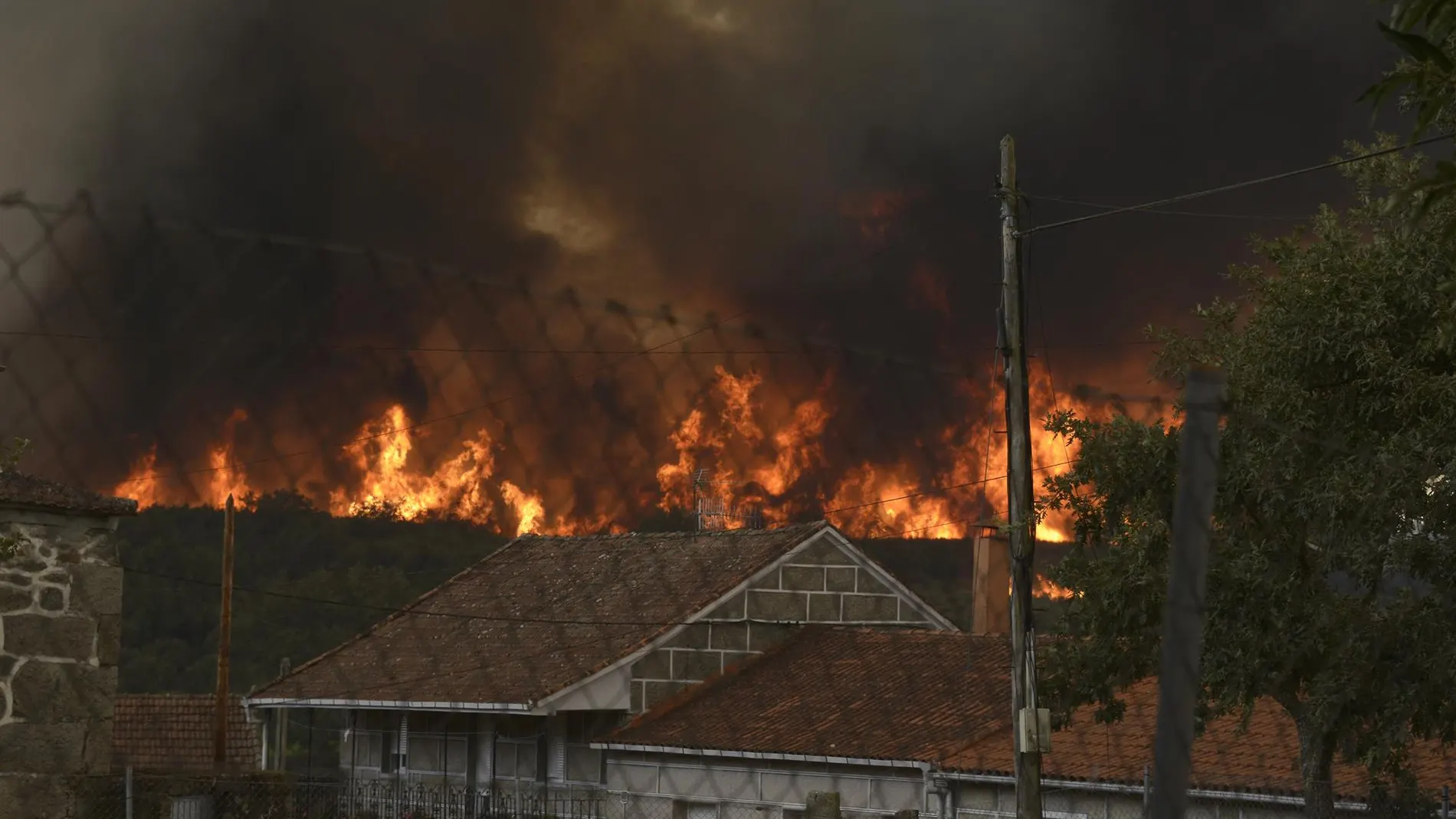 Sucesos.- Siguen en estado grave el bombero y los tres brigadistas heridos en los incendios de Ourense