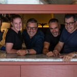 Los hermanos Roca en el Bar de Viinos, Tapas y Platillos, junto a otros miembros del equipo.