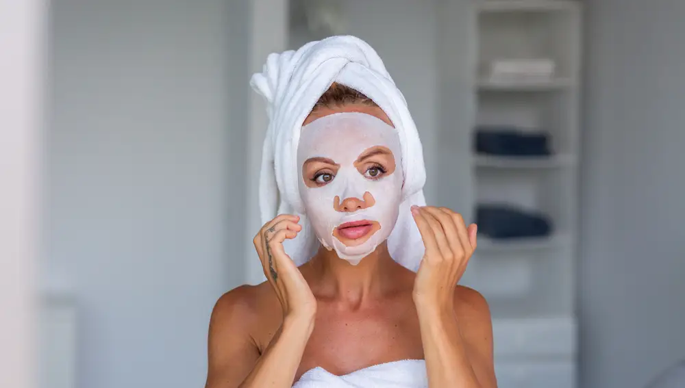 Una mascarilla calmante ayuda a recuperar la hidratación y refrescar el rostro después de un día de sol.