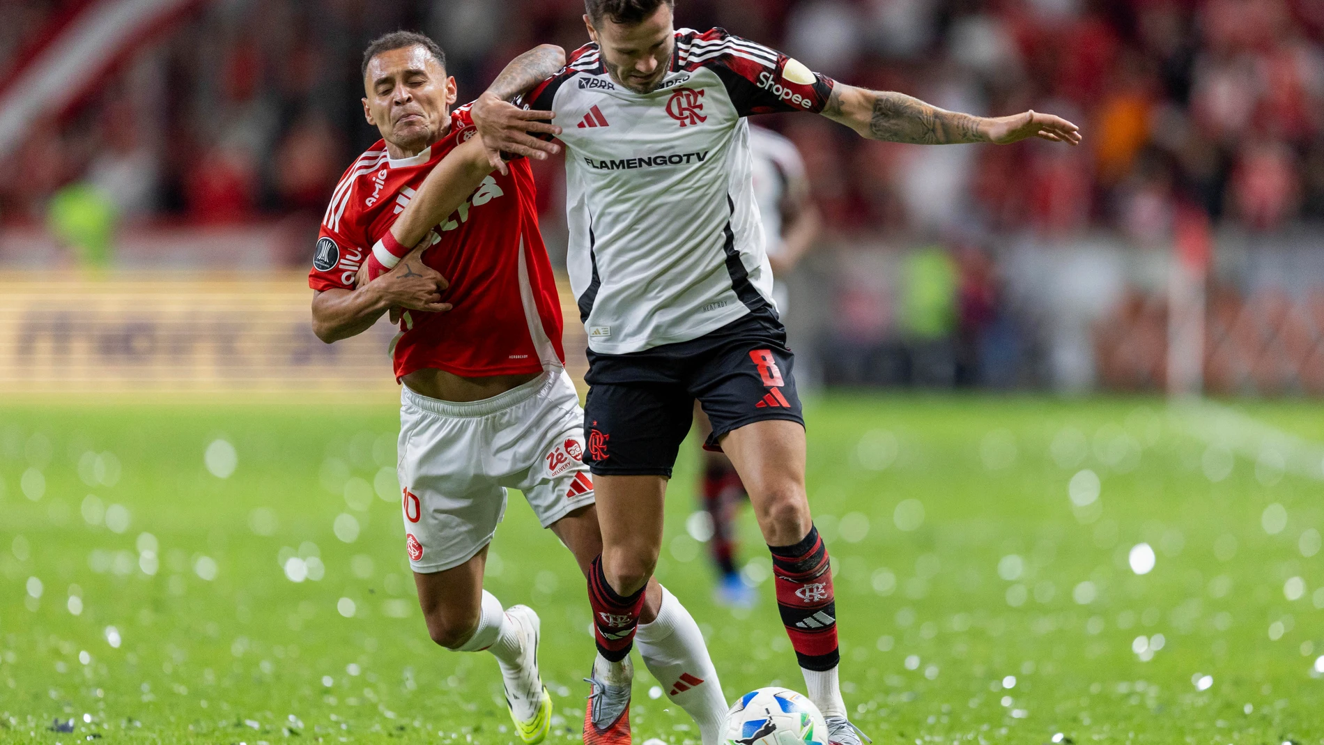 Saul Niguez of Brazil's Flamengo, right, and Alan Patrick of Brazil's Internacional battle for the ball during a Copa Libertadores round of sixteen second leg soccer match at Beira Rio stadium in Porto Alegre, Brazil, Wednesday, Aug. 20, 2025. (AP Photo/Liamara Polli)