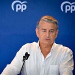 El coordinador de Interior y Emergencias del Partido Popular, Antonio Sanz, en rueda de prensa en Cádiz