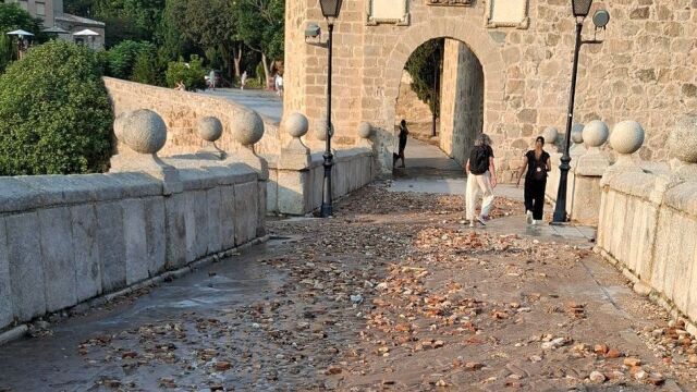Así ha amanecido este jueves el Puente de San Martín, en Toledo, tras el reventón de una tubería.
