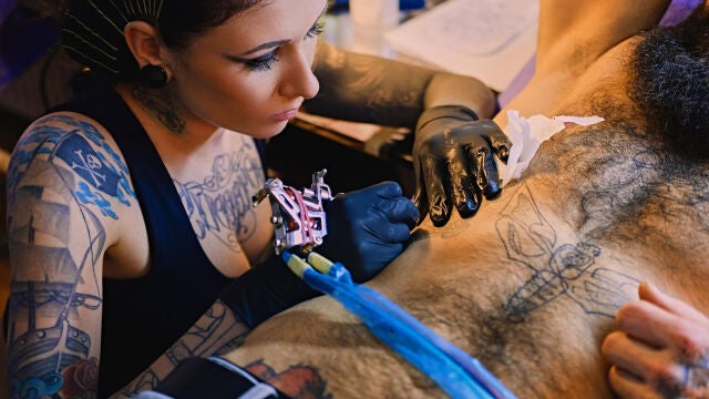 Investigan si los tatuajes pueden aumentar el riesgo de cáncer de sangre o piel