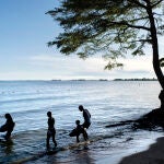 Bañistas en el lago Victoria (Uganda)
