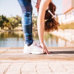 Un pequeño cambio en cómo ponemos el pie al caminar puede proteger la rodilla de la artrosis