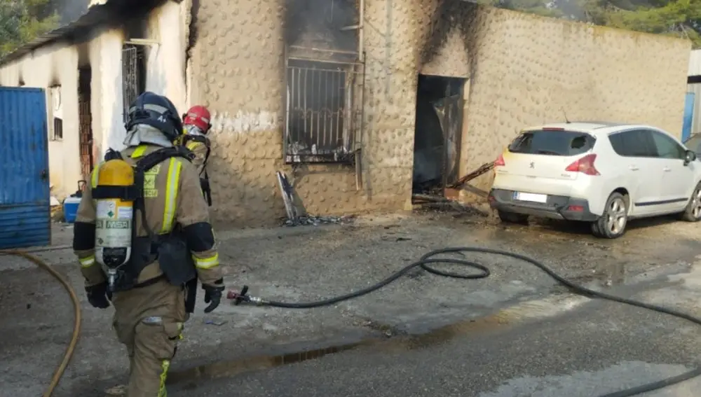 Sucesos.- Bomberos extinguen un incendio en una vivienda unifamiliar de La Torrecilla, en Lorca (Murcia)