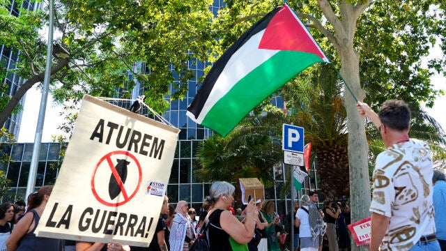200 personas se reúnen en el consulado israelí de Barcelona para detener la "ocupación" de Gaza