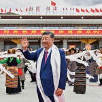 Xi Jinping saluda al llegar el miércoles a Lhasa, en la Región Autónoma de Tíbet