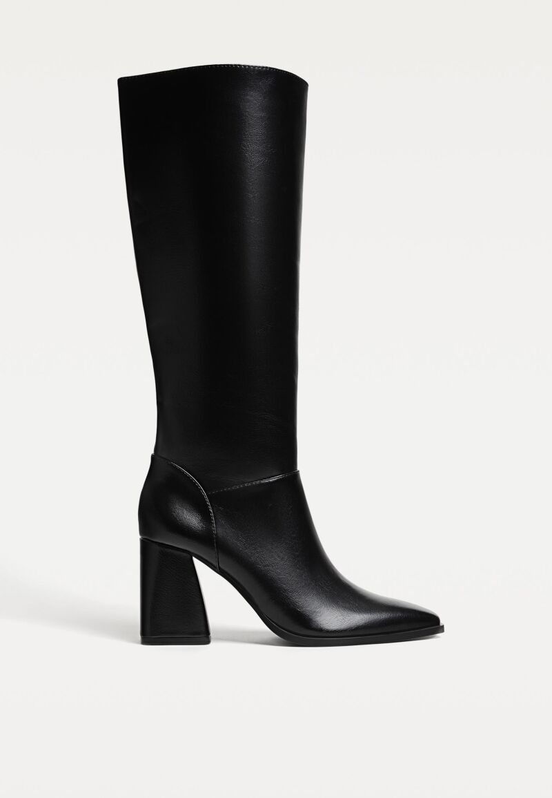 Botas altas en negro.