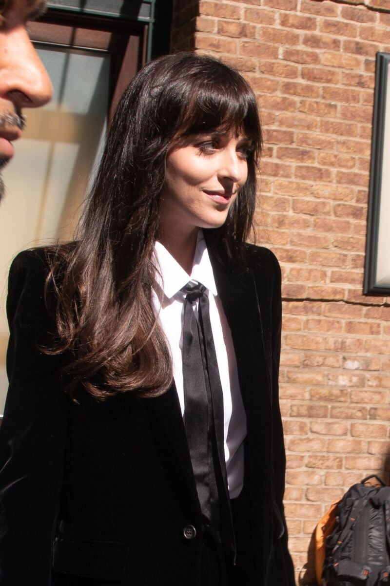 Dakota Johnson con corte de pelo a capas y flequillo.