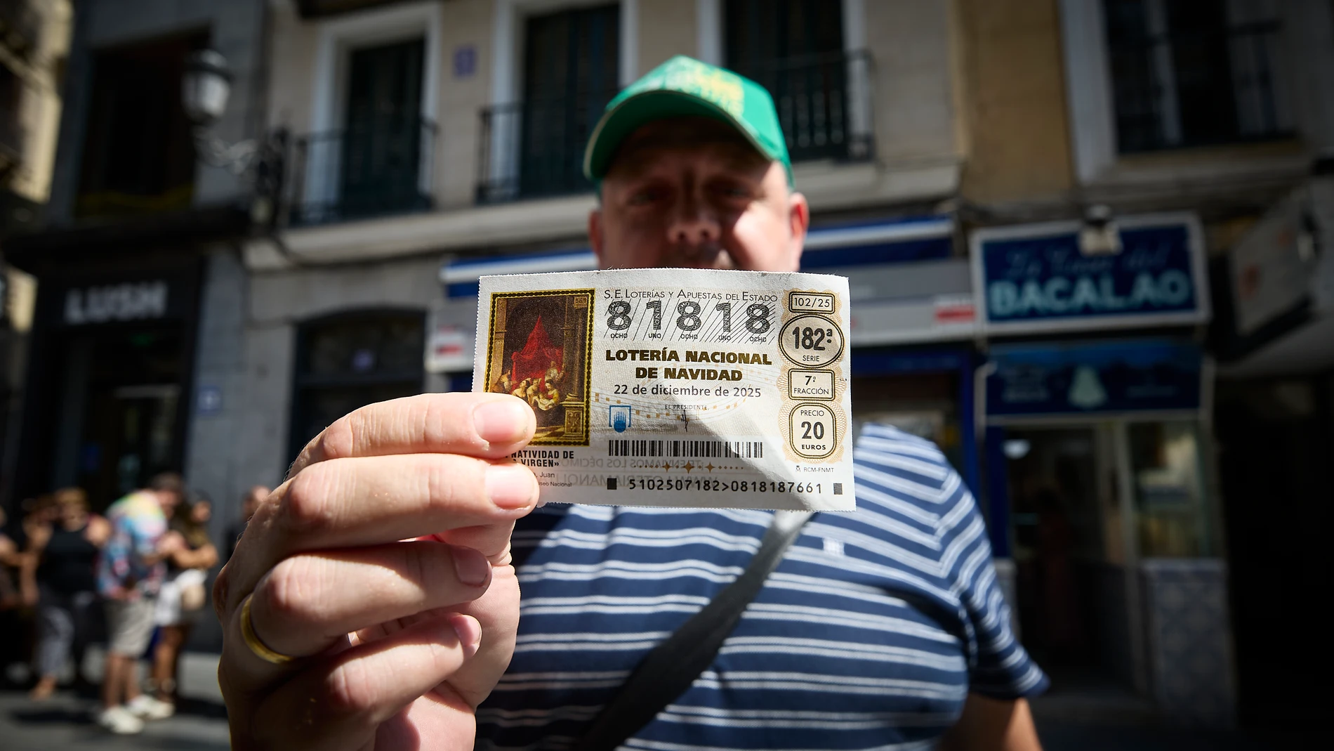 Compradores de loteria en la administración de loterías ‘Doña Manolita’, a 22 de agosto de 2025, en Madrid (España). A pesar de que quedan 4 meses para el Sorteo Extraordinario de Navidad son muchos los que aprovechan las vacaciones estivales para conseguir su décimo. Este año, se repartirán un total de 2.772 millones de euros en premios, y se sumarán cinco series más en comparación con la edición del 2024, juntando así un total de 198 series de 100.000 números cada una. 22 AGOSTO 2025 Jesú...