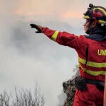 Un miembro de la UME en un incendio de Zamora