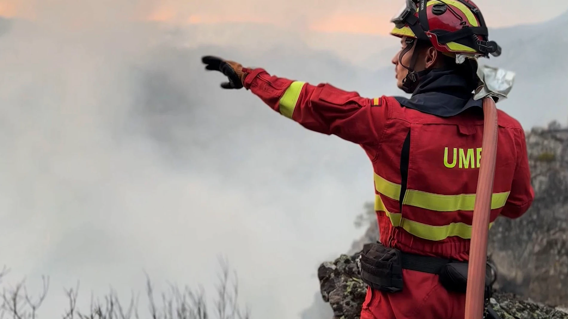 PORTO (ZAMORA), 22/08/2025.- Efectivos de la UME realiza trabajos de liquidación de reproducción en la zona de Galende, en el incendio forestal de Porto (Zamora). EFE/Ministerio de Defensa SOLO USO EDITORIAL/SOLO DISPONIBLE PARA ILUSTRAR LA NOTICIA QUE ACOMPAÑA (CRÉDITO OBLIGATORIO)