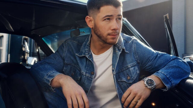 Nick Jonas reinventa el reloj con Fossil: así es su colección Machine Luxe con anillos-reloj