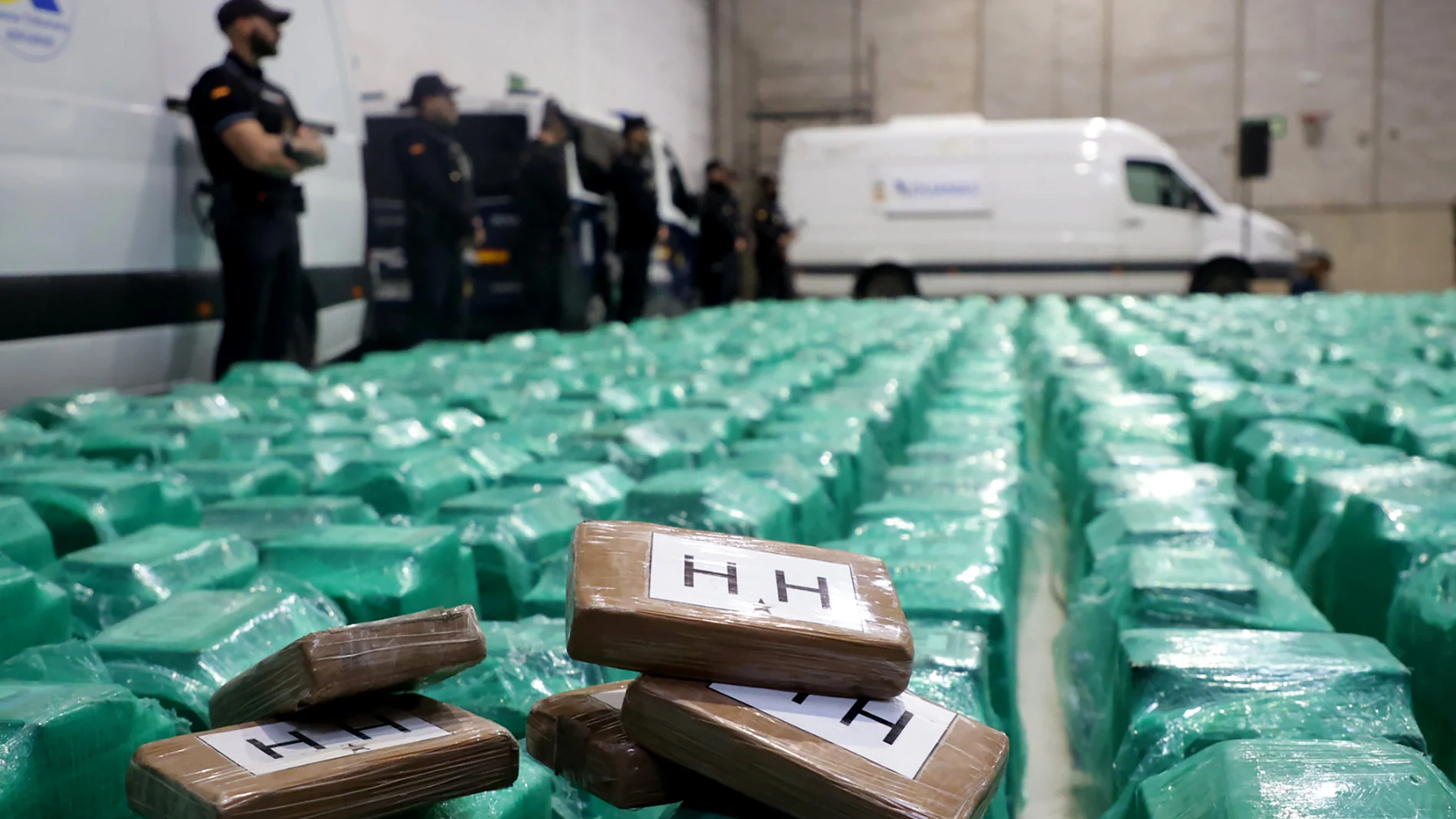 GRAFAND4389. ALGECIRAS (CÁDIZ), 06/11/2024.-Una operación conjunta de la Policía Nacional y el Servicio de Vigilancia Aduanera que se ha saldado con la incautación de 13 toneladas de cocaína en un contenedor en el puerto de Algeciras (Cádiz), la mayor en la historia del narcotráfico en España. EFE/A.Carrasco Ragel