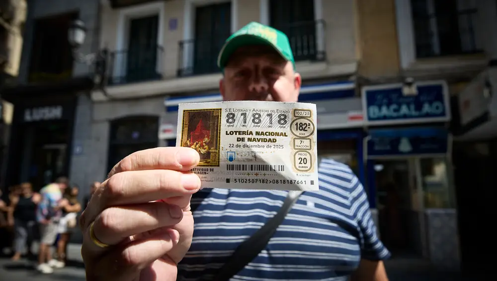 Colas en Doña Manolita para conseguir un décimo de la Lotería de Navidad