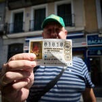 Colas en Doña Manolita para conseguir un décimo de la Lotería de Navidad