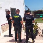 Aduce que cultiva romero y lavanda cuando la Guardia Civil le pregunta por el intenso olor a marihuana