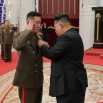 Kim Jong Un coloca una medalla a un soldado norcoreano en Pyongyang
