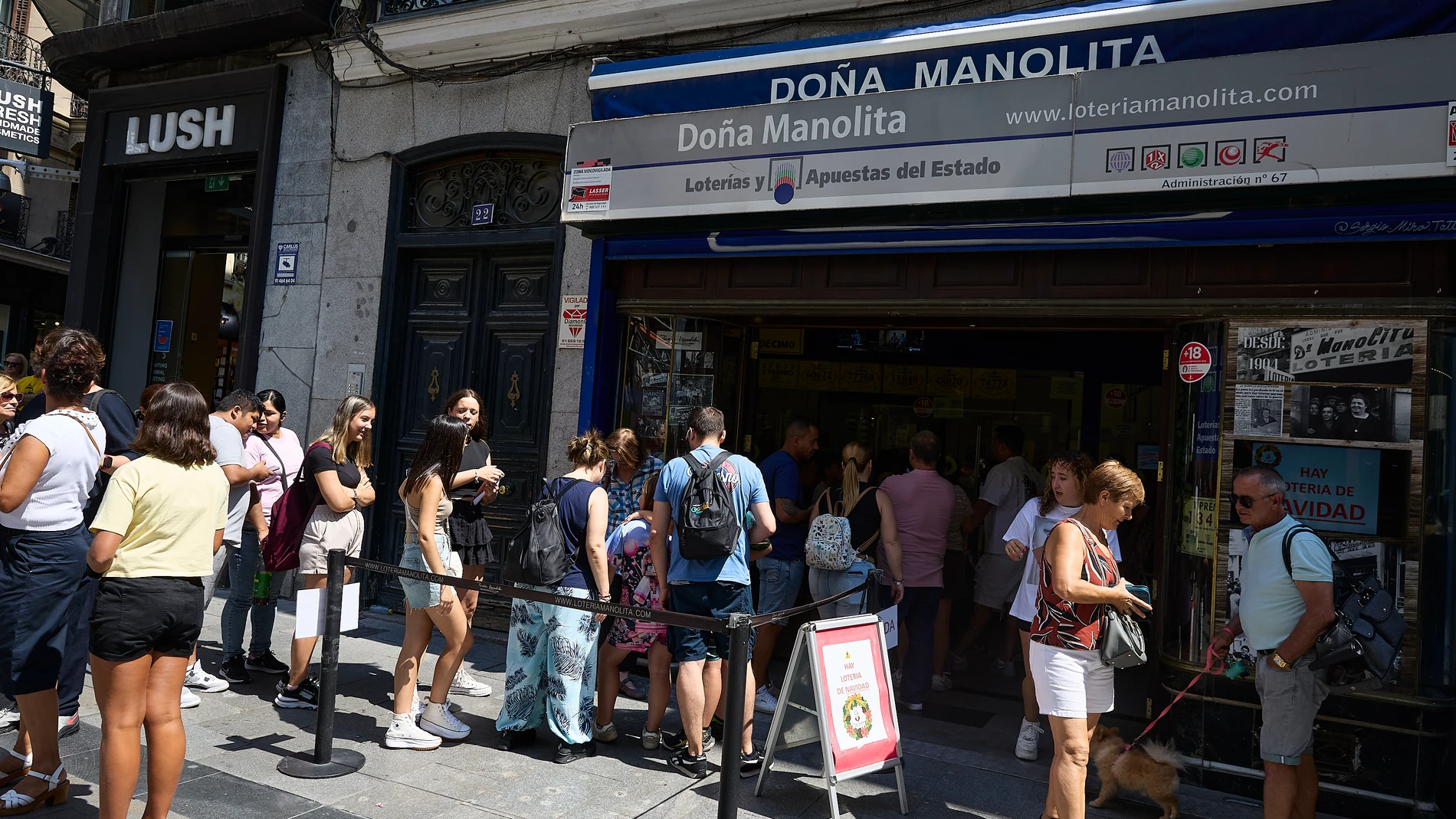 Compradores de loteria en la administración de loterías ‘Doña Manolita’, a 22 de agosto de 2025, en Madrid (España). A pesar de que quedan 4 meses para el Sorteo Extraordinario de Navidad son muchos los que aprovechan las vacaciones estivales para conseguir su décimo. Este año, se repartirán un total de 2.772 millones de euros en premios, y se sumarán cinco series más en comparación con la edición del 2024, juntando así un total de 198 series de 100.000 números cada una. 22 AGOSTO 2025 Jesú...