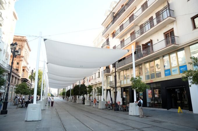 El Ayuntamiento de Sevilla instala los primeros toldos en la Avenida de la Constitución