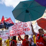 Los socorristas de Barcelona en huelga se concentran ante el Ayuntamiento de Barcelona