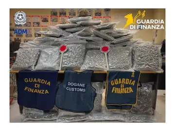 Requisan en Italia 81 kilos de marihuana en un camión con trajes de novia de Barcelona ROMA, 22/08/2025.- La Guardia de Finanzas italiana (policía de fronteras) se ha incautado este viernes de más de 80 kilos de marihuana escondidos en un camión que transportaba trajes de novia y otros productos desde la ciudad española de Barcelona. La operación ha tenido lugar en el puerto de Civitavecchia, cerca de Roma, durante el desembarco de un ferry zarpado desde la capital catalana, según informó el cuerpo policial en un comunicado. EFE/Guardia de Finanzas de Italia *****SOLO USO EDIT...