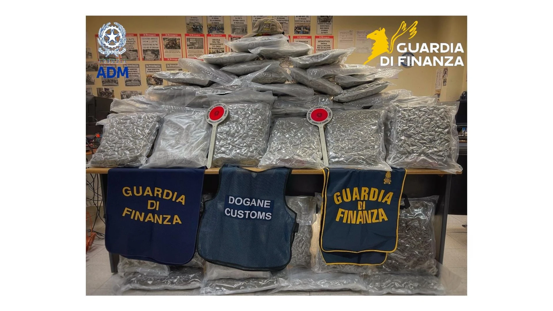 ROMA, 22/08/2025.- La Guardia de Finanzas italiana (policía de fronteras) se ha incautado este viernes de más de 80 kilos de marihuana escondidos en un camión que transportaba trajes de novia y otros productos desde la ciudad española de Barcelona. La operación ha tenido lugar en el puerto de Civitavecchia, cerca de Roma, durante el desembarco de un ferry zarpado desde la capital catalana, según informó el cuerpo policial en un comunicado. EFE/Guardia de Finanzas de Italia *****SOLO USO EDIT...