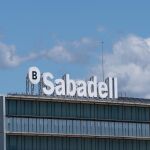 Economía.- JP Morgan Chase vuelve a elevar su participación en Sabadell al 1% en la recta final de la OPA de BBVA