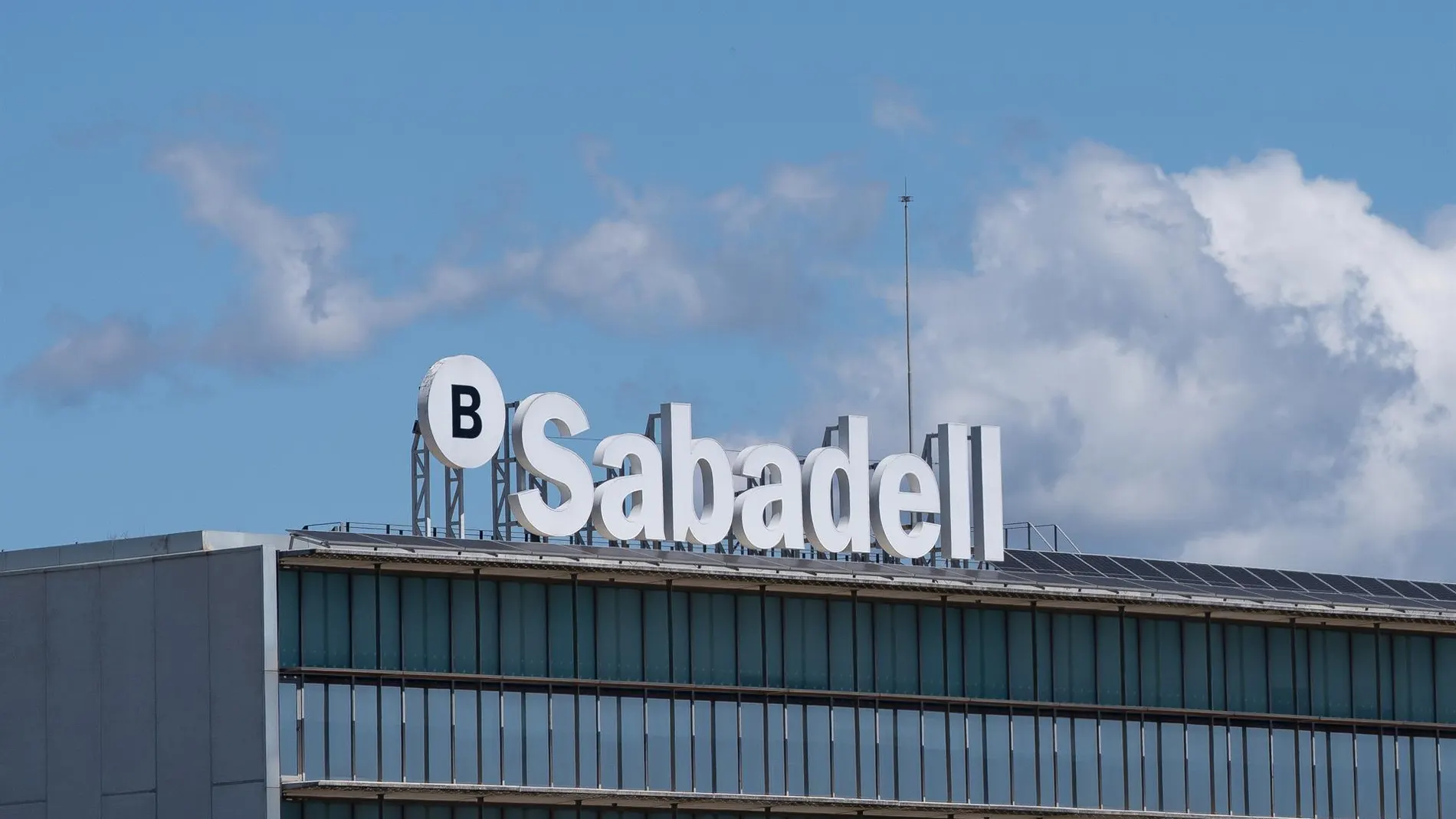 Economía.- JP Morgan Chase vuelve a elevar su participación en Sabadell al 1% en la recta final de la OPA de BBVA