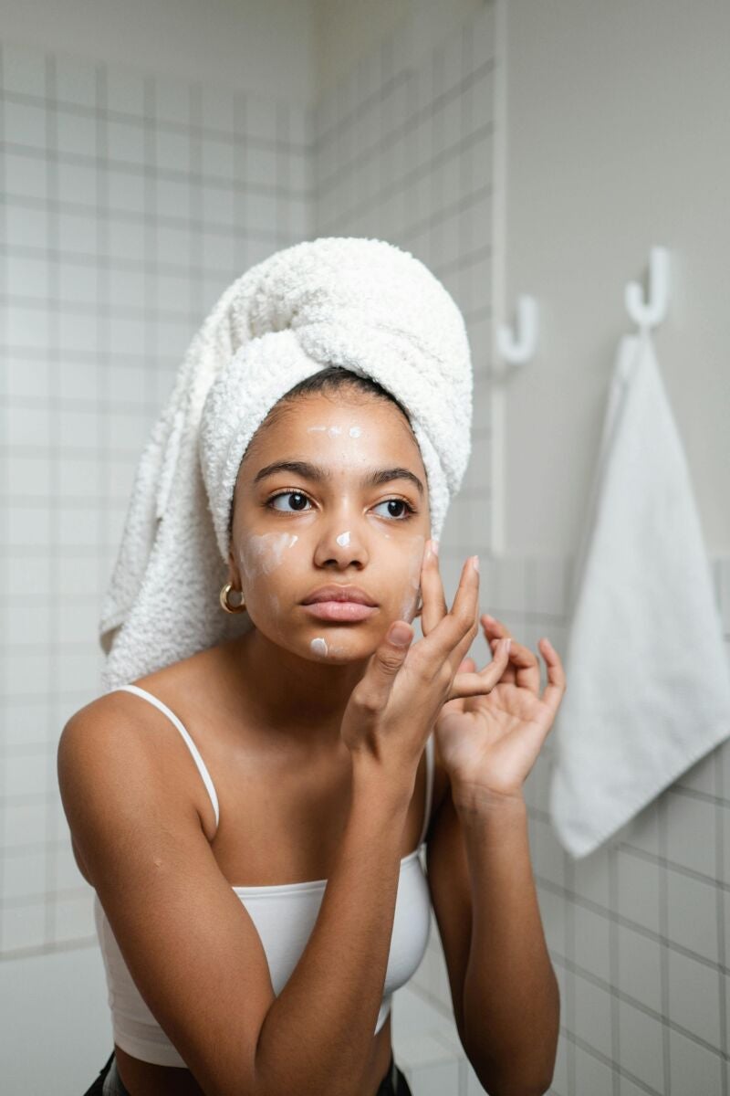Mujer haciéndose la rutina facial.